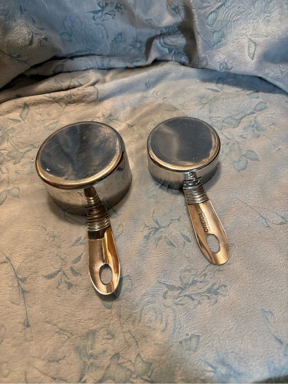 Set of 2 Stainless Steel Measuring Cups - Silver Oneida - Picture 2 of 3